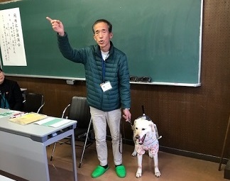 川上氏と盲導犬ジェシー