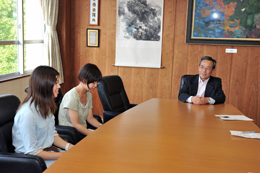 「島根大学留学生後援会奨学金」授与の様子