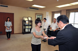 島根大学留学生後援会奨学金」授与の様子