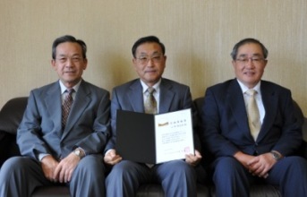 受賞を学長と理事に報告する小野教授