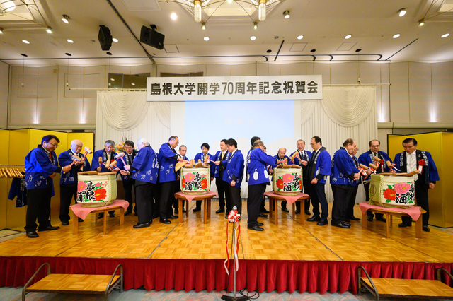 70_12_祝賀会_鏡割り 70_12_祝賀会_鏡割り