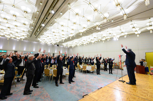 70_16_祝賀会_万歳 70_16_祝賀会_万歳