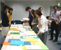 調査報告書等に目を通す参加者たち