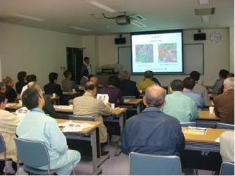 日本刀の結晶方位の画像に見入る参加者たち