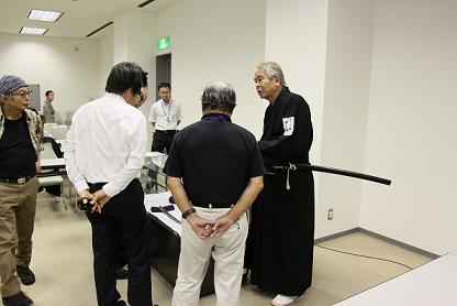 本間順一さん（右端）と日本刀展示の様子