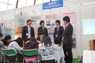学生が企画した地域企業のパステルカラーのLEDを使った工作が好評でした 学生が企画した地域企業のパステルカラーのLEDを使った工作が好評でした