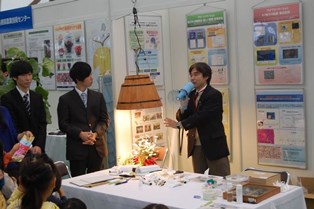 企業見学ツアーで島根大学の研究を紹介する藤田教授