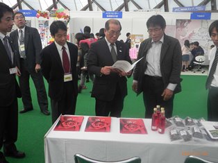 認知症高齢者を対象とした芳香療法に使用するローズ水の芳香実演には多数の来場者が関心を寄せました 認知症高齢者を対象とした芳香療法に使用するローズ水の芳香実演には多数の来場者が関心を寄せました