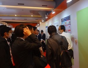 ポスター発表中の古林研究員