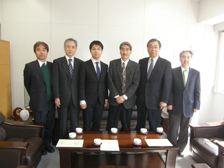 （濵口宏夫教授（右から３番目）と安藤正浩博士（右から４番目））