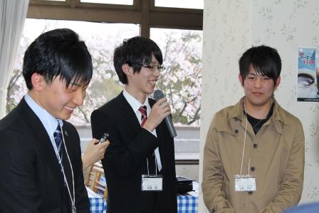 自己紹介で抱負を語る新入生