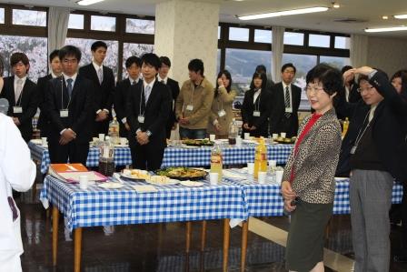 先輩からのメッセージを聞く新入生