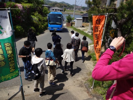 公民館管轄区間内を散策する様子