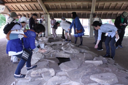 神原神社古墳の見学をする様子