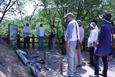 加茂岩倉遺跡で銅鐸発見場所を見学する様子