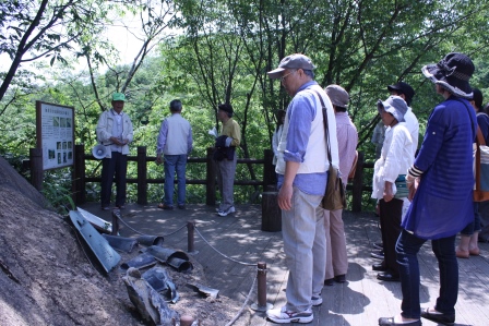 加茂岩倉遺跡で銅鐸発見場所を見学する様子