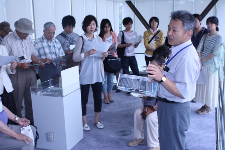 古代出雲歴史博物館で展示物などの概要を聴く様子