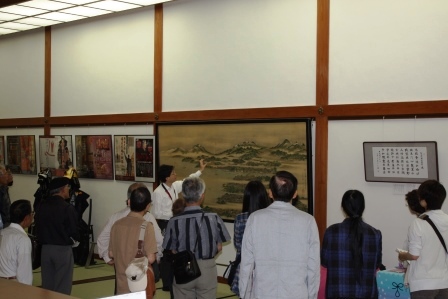 松江歴史館内の展示物について学芸員から説明を聞く参加者