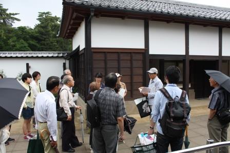 松江市史編纂委員大矢氏からツアー概要の説明を受ける参加者