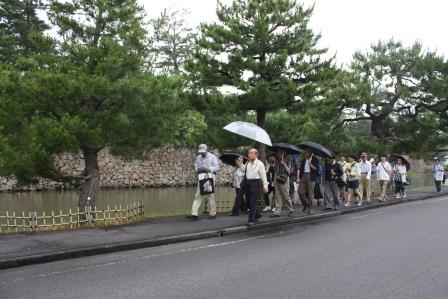 松江市史編纂委員大矢氏の解説付きで巡回する参加者