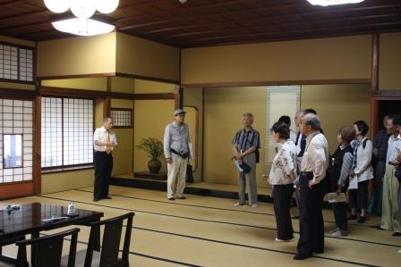 松江藩御用達の老舗旅館、臨水亭を見学する参加者