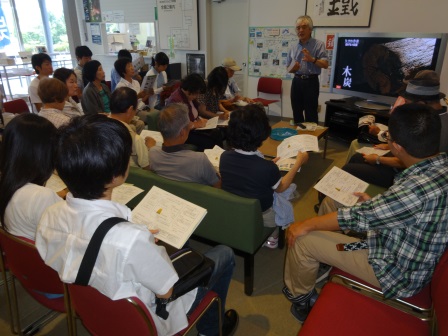 刀剣館にて館長から製鉄の歴史に関するお話を聞く参加者