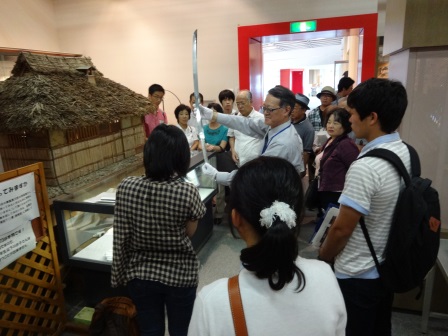 和鋼博物館にて日本刀を手にする伊藤館長