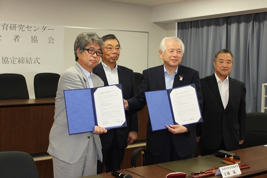 協定締結式の様子。左から朝田センター長，小林学長，古瀬会長，森脇専務理事。