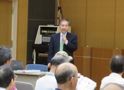 ラマン散乱光の原理に関する講演をする山本達之先生