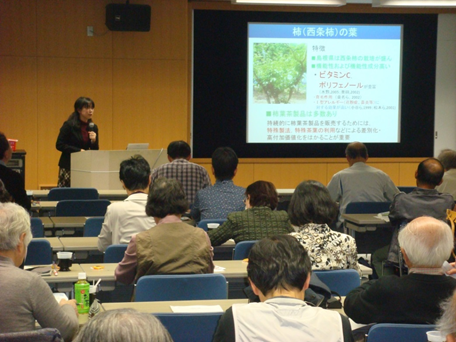 鶴永准教授の講演と会場の様子