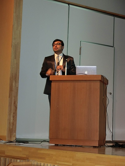 ラマン分光の医生物応用について講演するHemanth特任助教