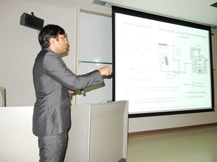 講演を行うヘマンス助教 講演を行うヘマンス助教