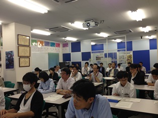 東　富彦　氏の講演と会場の様子