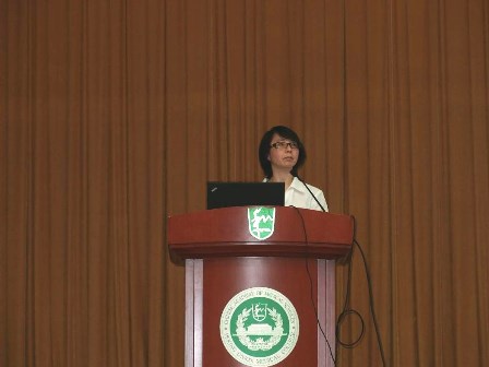 酸化亜鉛を用いた近赤外光によるイメージング技術について講演するLin助教