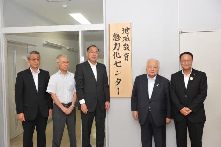 右から山碕飯南町長、山内海士町長、服部学長、荒瀬副学長、松浦理事