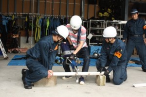 災害時の救助活動の一部を体験する学生の様子
