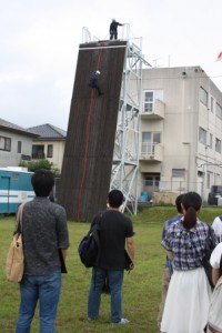 警察機動隊の訓練を見学する学生