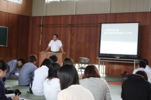 警察機動隊の隊員の話を聞く学生