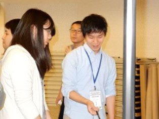 ポスター発表について討論する岩崎さん（右）（生物資源科学研究科）
