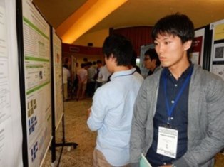 ポスター発表する上村さん（生物資源科学研究科）
