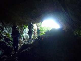 洞窟遺跡の内部を見学