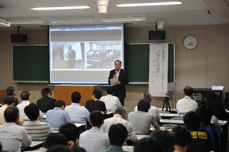 講演に先立ち挨拶を行う服部学長.jpg