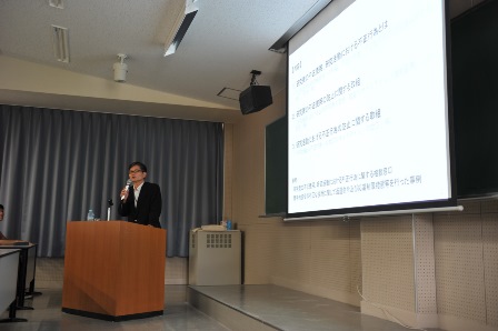講演をされる笹川参事