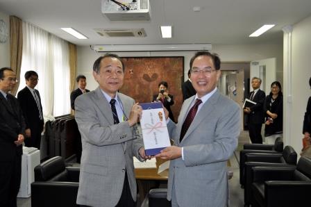 小川学長より記念品贈呈.JPG