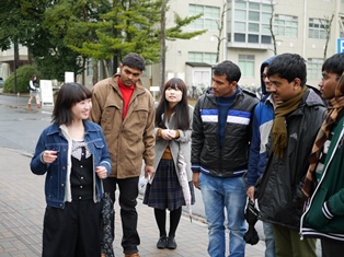 写真4_1　島根大学の学生から大学案内を受ける学生たち