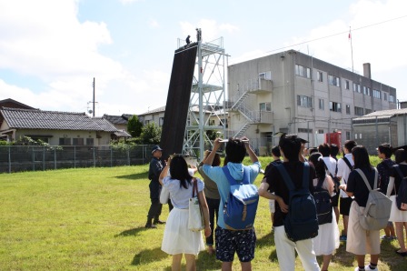 2016police2.jpg（機動隊の訓練を見学する学生）