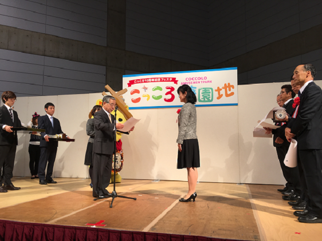 溝口島根県知事から表彰状を授与される河野学長特別補佐