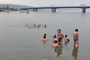 水泳部が大橋川にて寒中水泳を行います 国立大学法人 島根大学