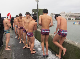水泳部が伝統の寒中水泳を行いました 国立大学法人 島根大学 水泳部が伝統の寒中水泳を行いました 国立大学法人 島根大学