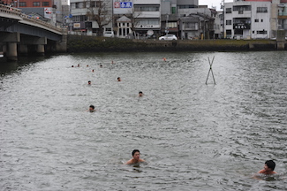 水泳部が伝統の寒中水泳を行いました 国立大学法人 島根大学